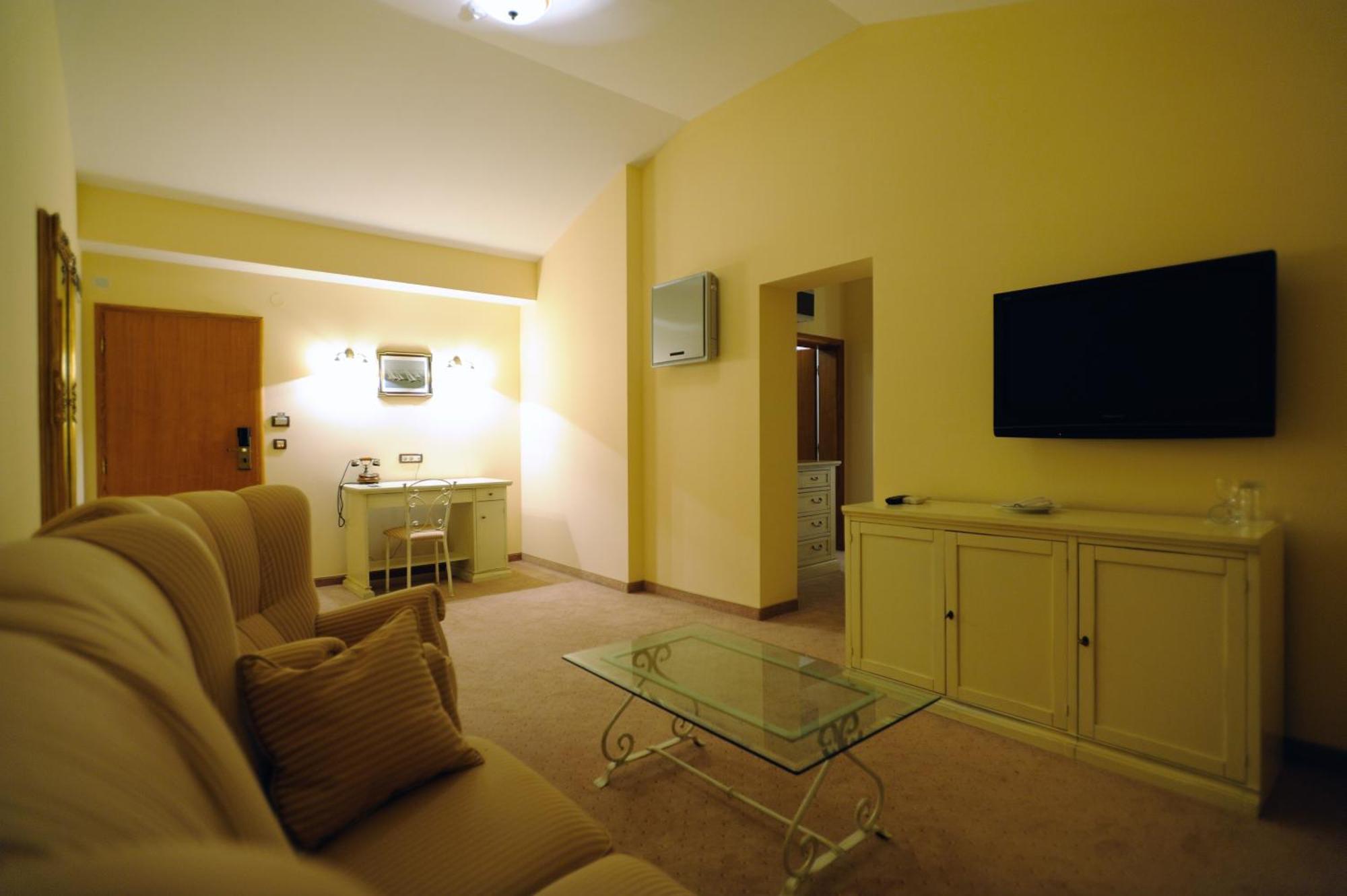 Hotel Solitudo Uble エクステリア 写真