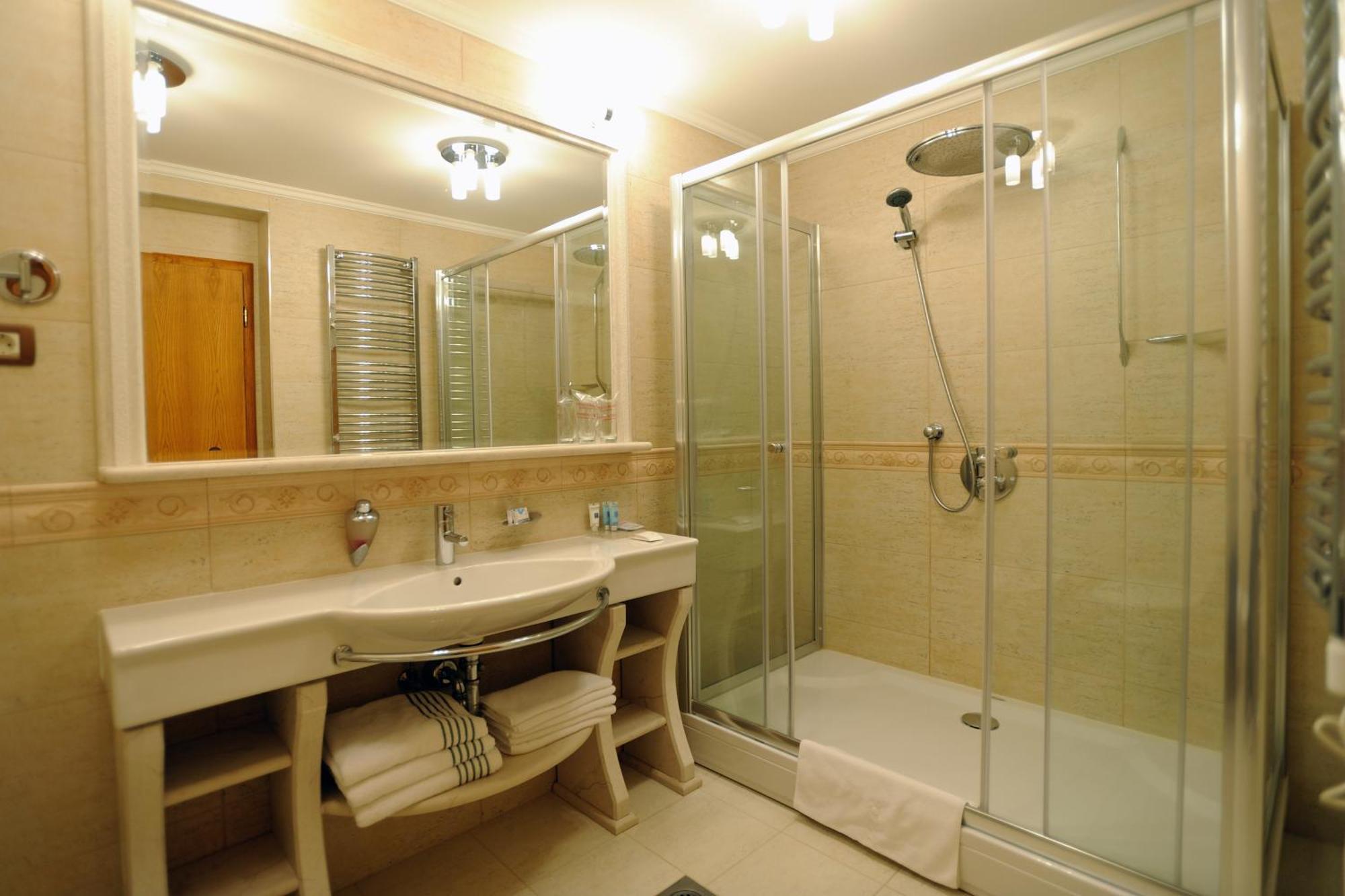 Hotel Solitudo Uble エクステリア 写真